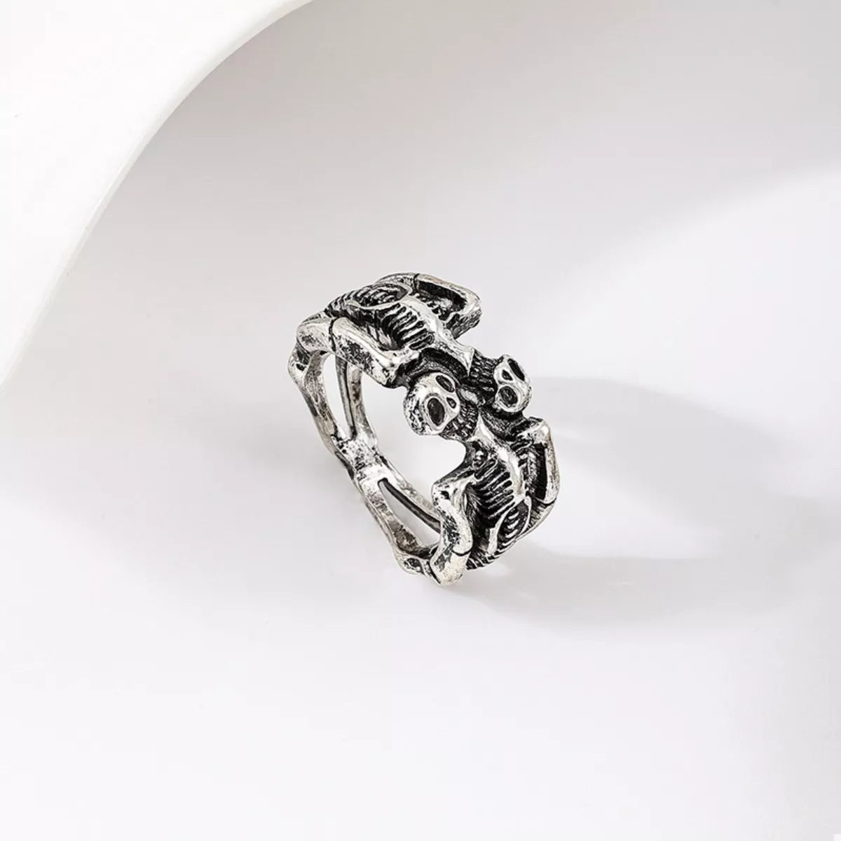 Black alloy Halloween skull ring with detailed skull design, perfect for gothic or spooky fashion accessories.