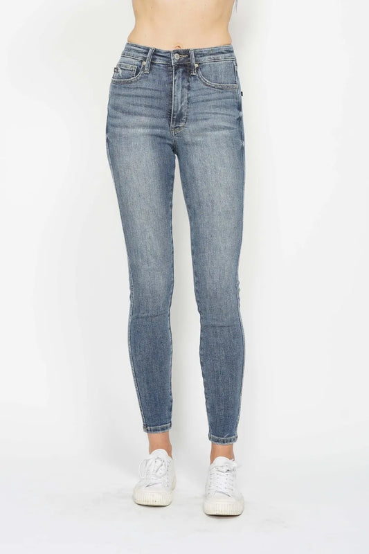 Judy Blue full size tummy control contrast wash skinny jeans with fitted silhouette and styled pockets, displayed on a mannequin.