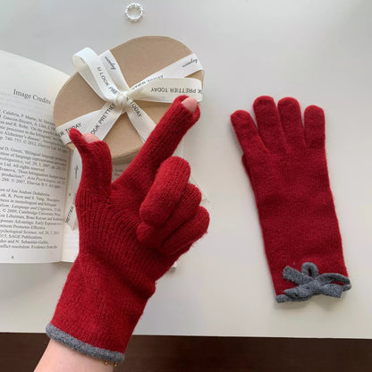Knit gloves with bow decoration from Trendsi, featuring a cozy texture and stylish design for cold weather.