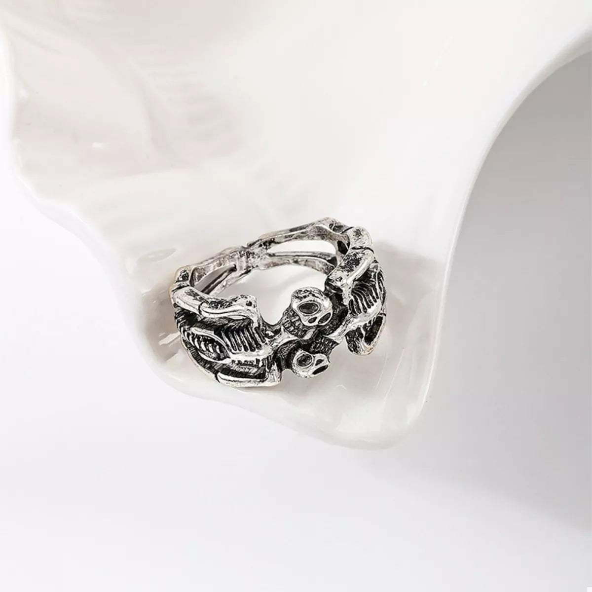 Halloween skull alloy ring featuring a detailed skull design, perfect for gothic or spooky fashion accessories.