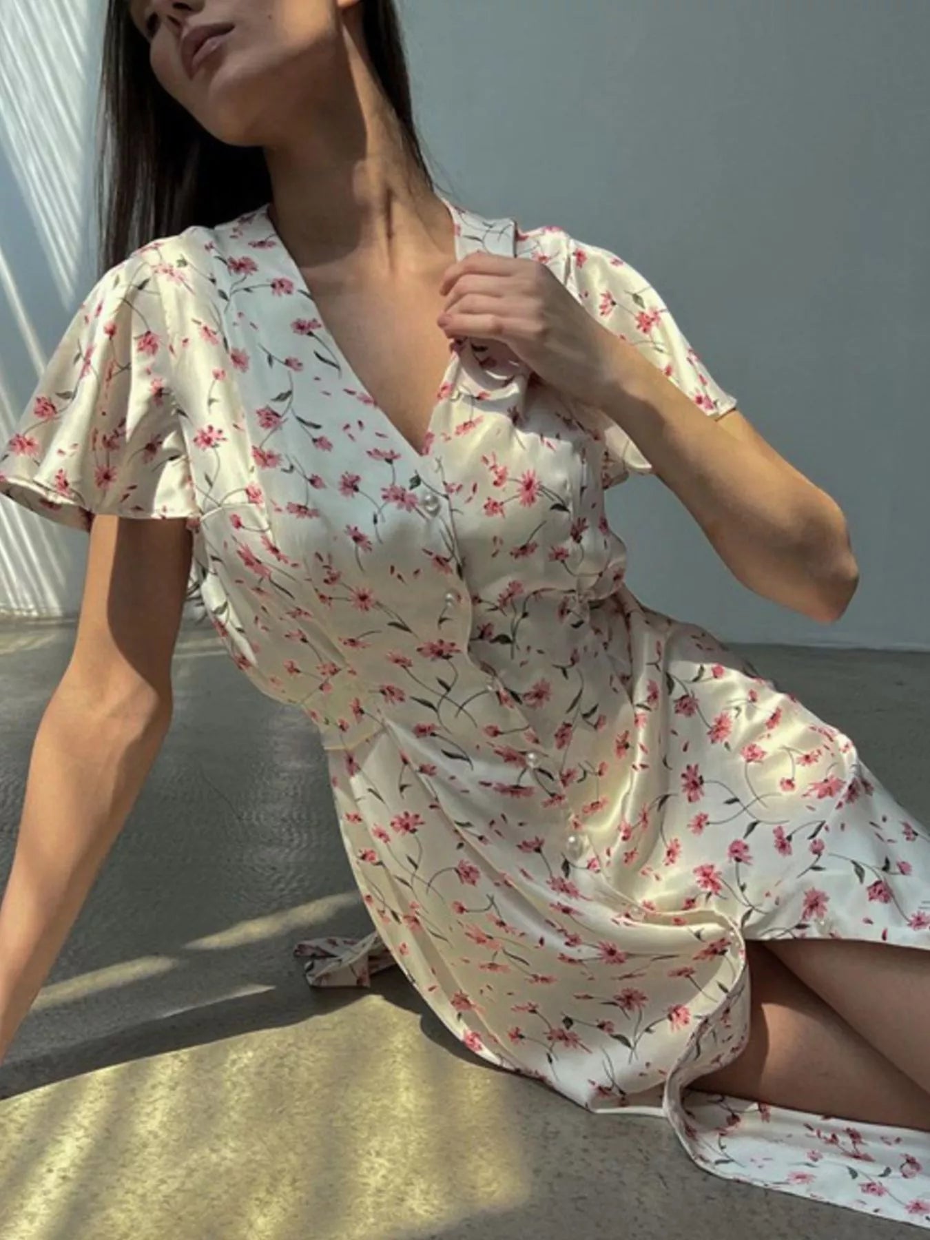 Dusty pink floral print midi dress with V-neck and flutter sleeves, stylish and flowy from Trendsi.