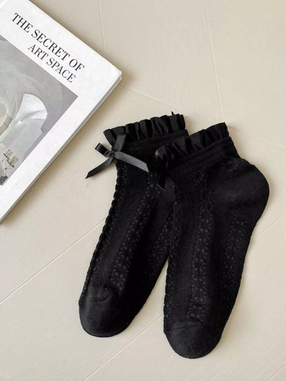 White lace bow socks with delicate lace details and a small bow accent, perfect for stylish and feminine footwear.