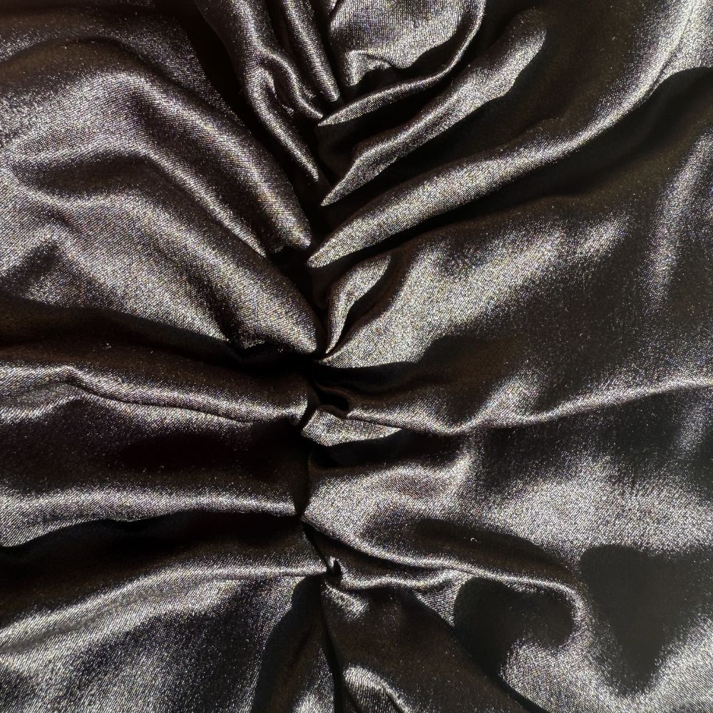 Organic silk hair bonnet by LINA LENNOX in Onyx Black, featuring a 53-66 cm size for comfortable sleep and hair protection.