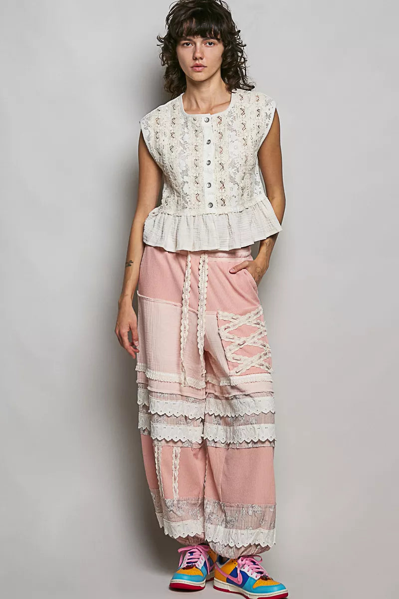 Natural-s POL sleeveless lace top with round neck and double gauze ruffle, stylish and lightweight for casual wear.