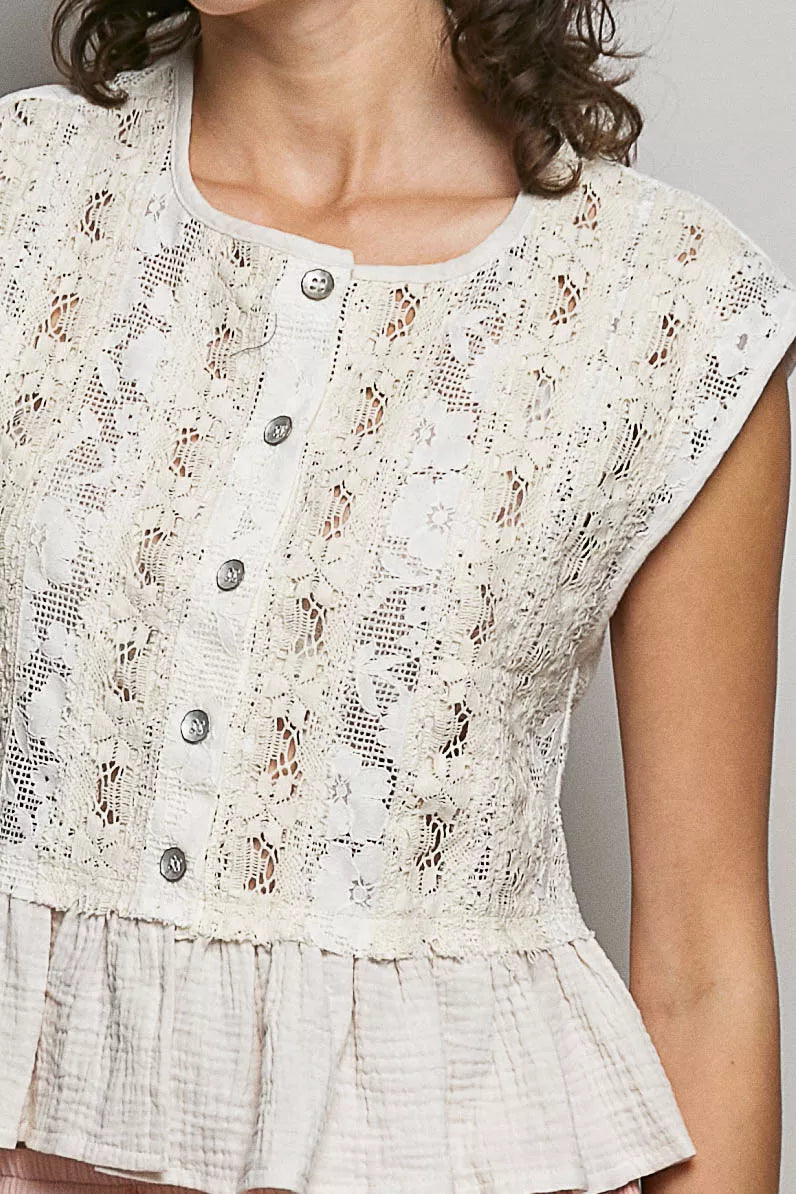 Natural-s POL round neck lace sleeveless top with double gauze ruffle, stylish and lightweight for casual wear.