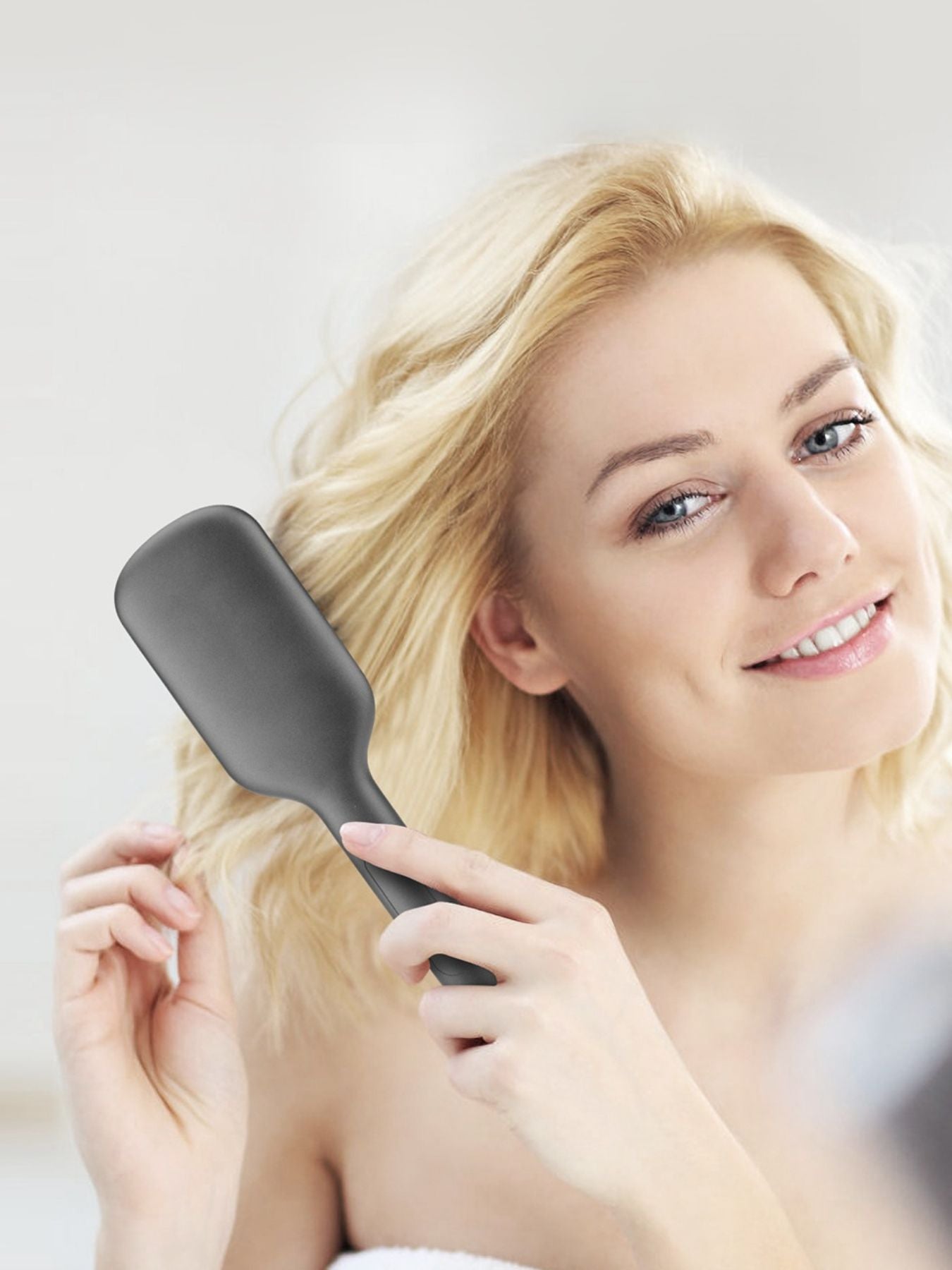 Black and gold fast heating anti-scald straightening comb by Trendsi with European plug, designed for safe, efficient hair styling.