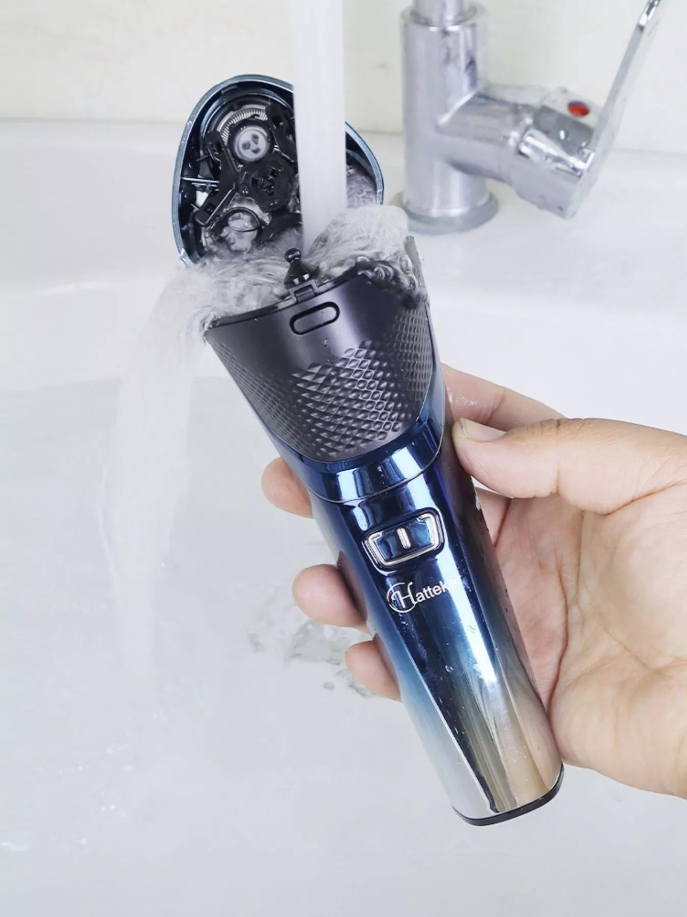 Blue Trendsi cordless rotary shaver with multiple rotary blades for a close, comfortable shave.