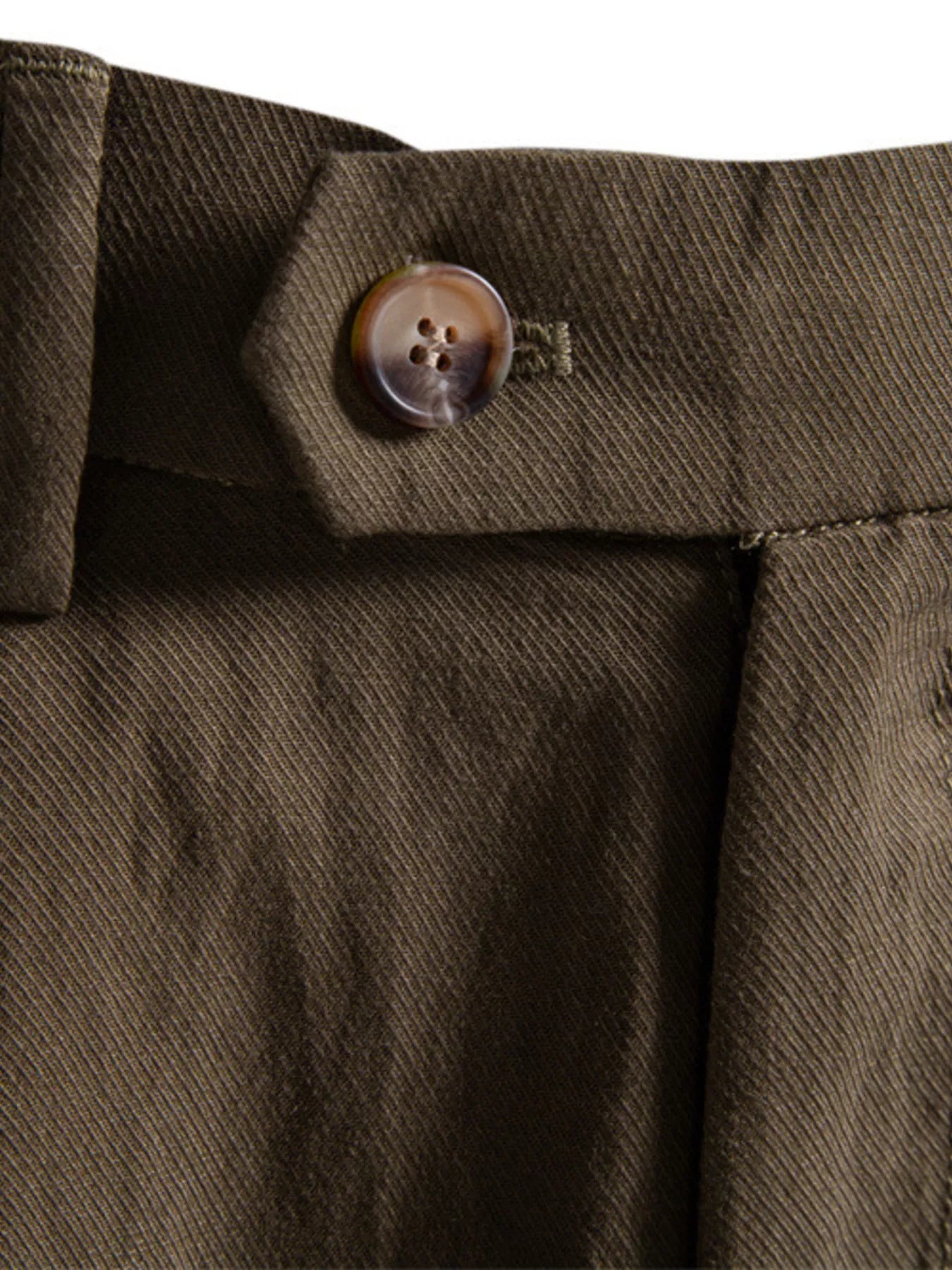 Men's pleated shorts with pockets in a coffee color from Trendsi, featuring a tailored fit and casual style.