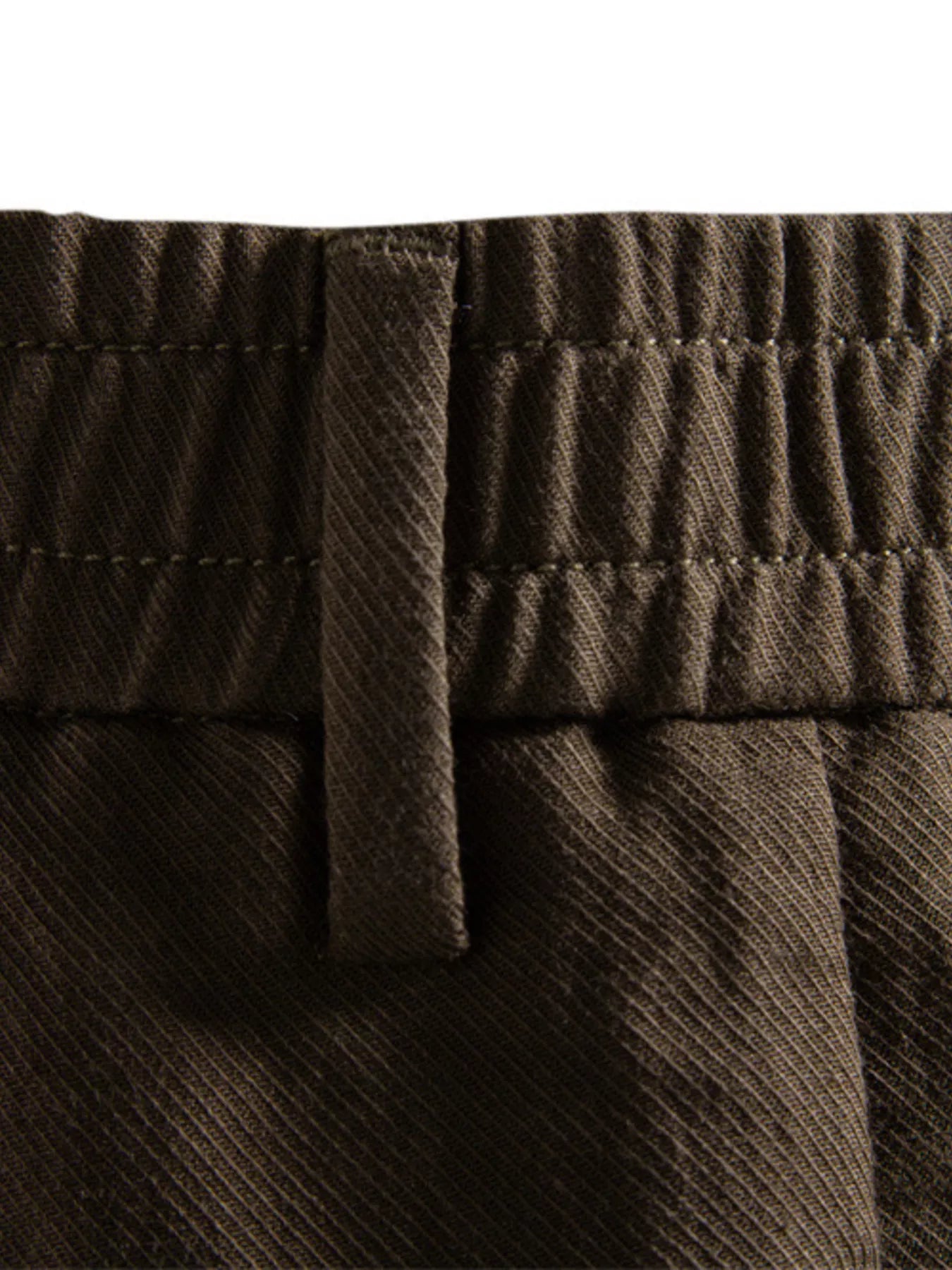 Men's pleated shorts with pockets from Trendsi, in a coffee color, featuring a relaxed fit and side pockets for casual comfort.