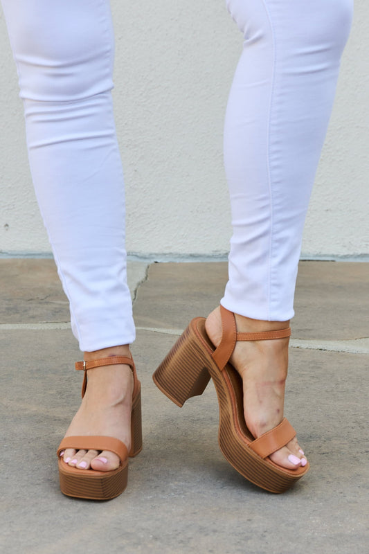 Cognac Weeboo Feel It platform heel sandals with ankle straps and chunky heels, stylish footwear from Trendsi.