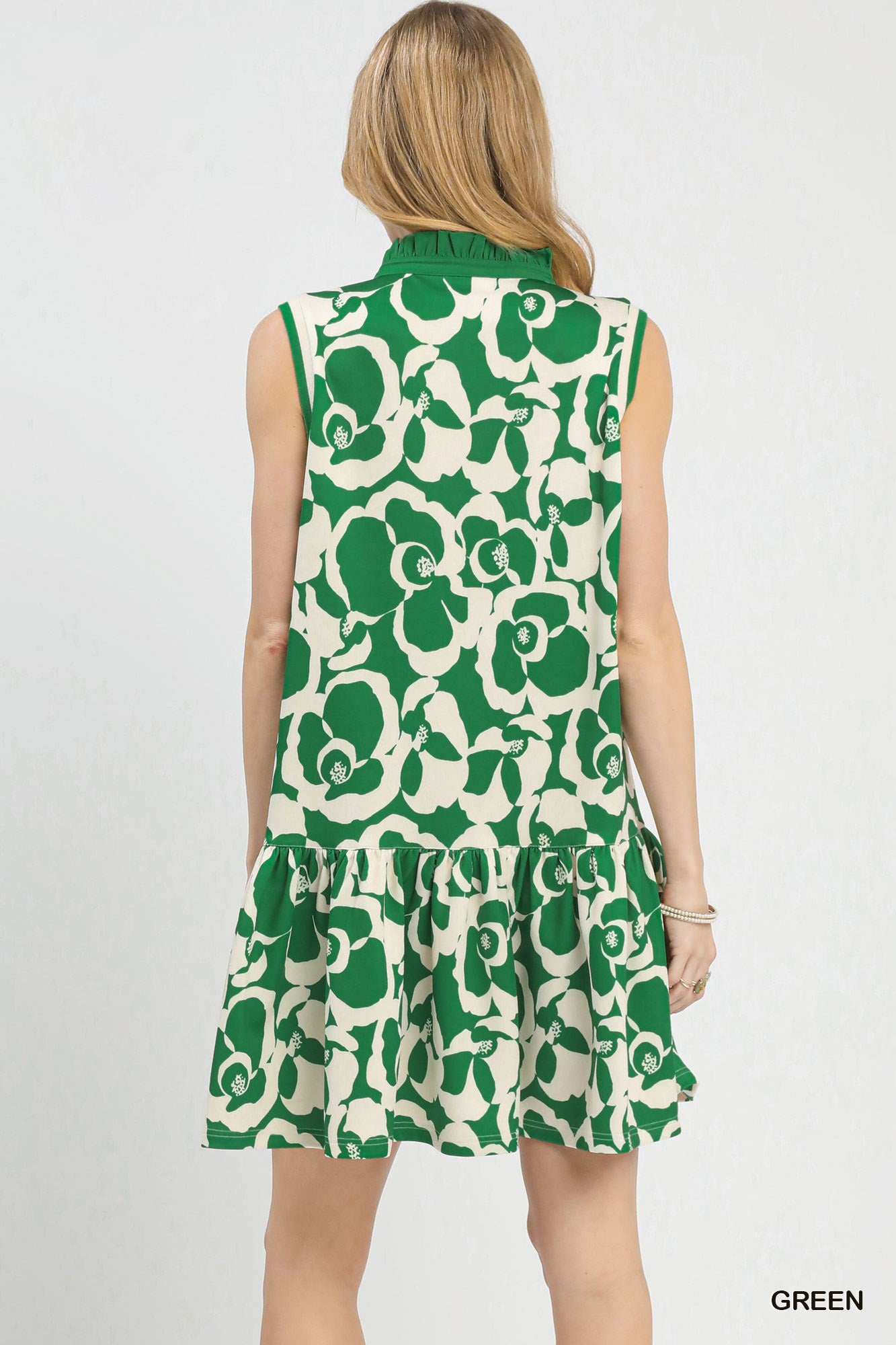 Green Umgee floral sleeveless tiered dress with a relaxed fit, featuring a tiered skirt and floral pattern.