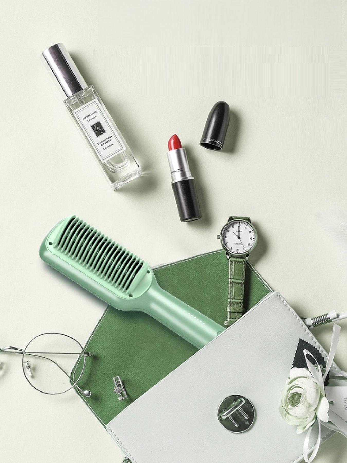 Trendsi fast heating straightening comb with North American plug and gum leaf design for sleek hair styling.