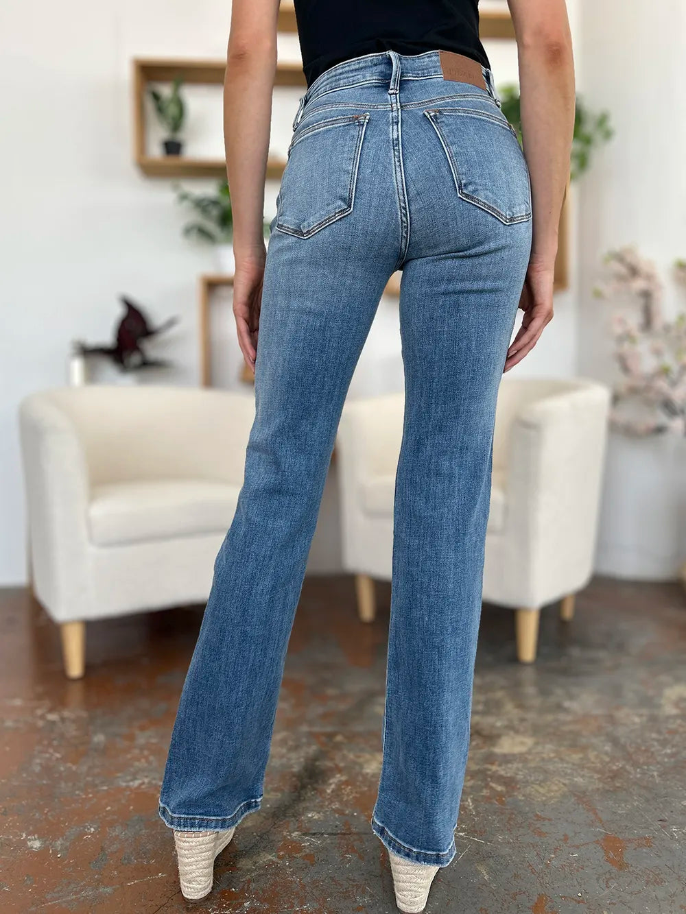 Medium wash Judy Blue full-size mid-rise waist straight jeans with classic fit and clean denim look.