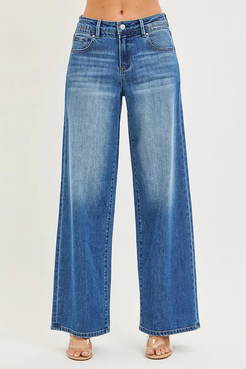 Risen slouchy baggy jeans with front and back pockets, casual loose fit, denim fabric, trendy style for everyday wear.