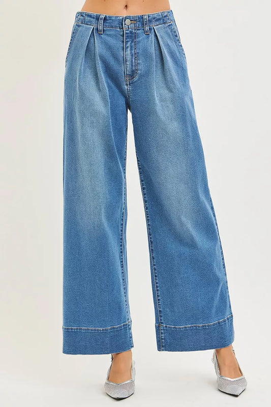 Risen slouchy wide-leg jeans with pleats, casual denim pants featuring a relaxed fit and stylish design.