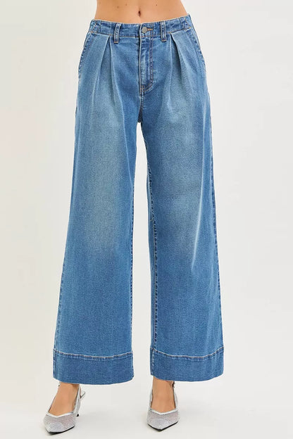 Risen slouchy wide-leg jeans with pleats, featuring a relaxed fit and stylish design, showcased on a model.