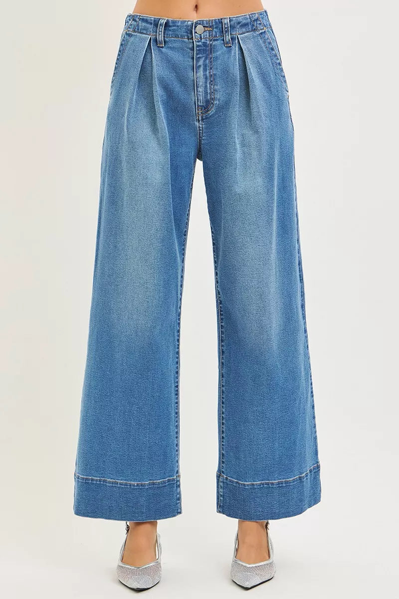Risen slouchy wide-leg jeans with pleats, casual denim pants featuring a relaxed fit and stylish design.