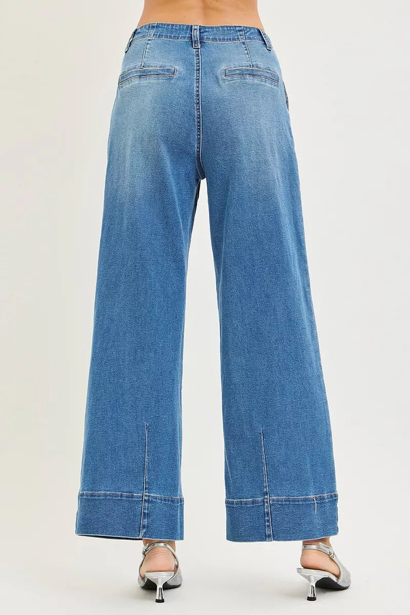 Risen slouchy wide leg jeans with pleats, casual denim pants featuring relaxed fit and stylish pleated design.