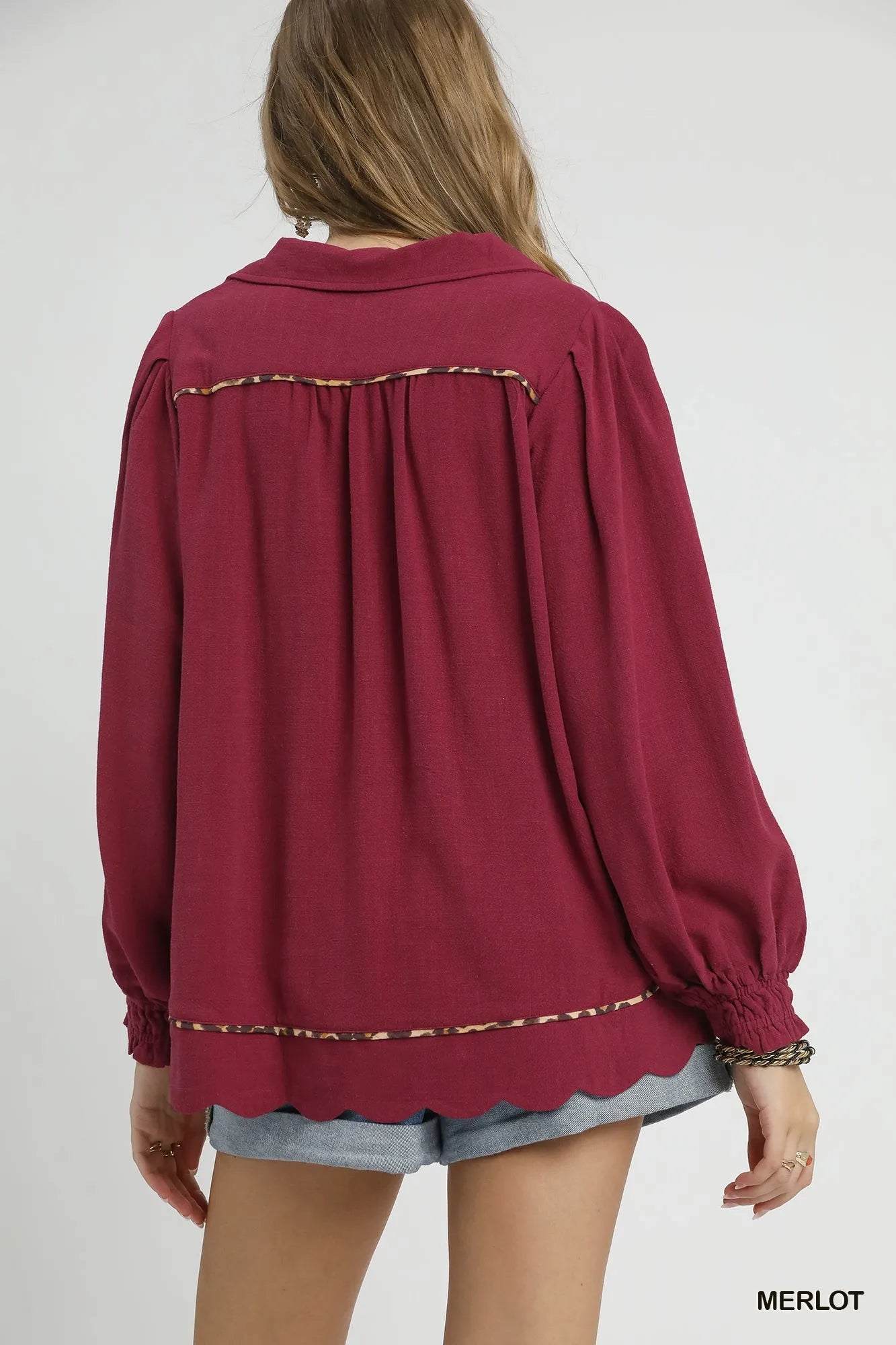 Plus size Umgee linen blouse with scallop hem and contrast trim, featuring a relaxed fit and stylish design.