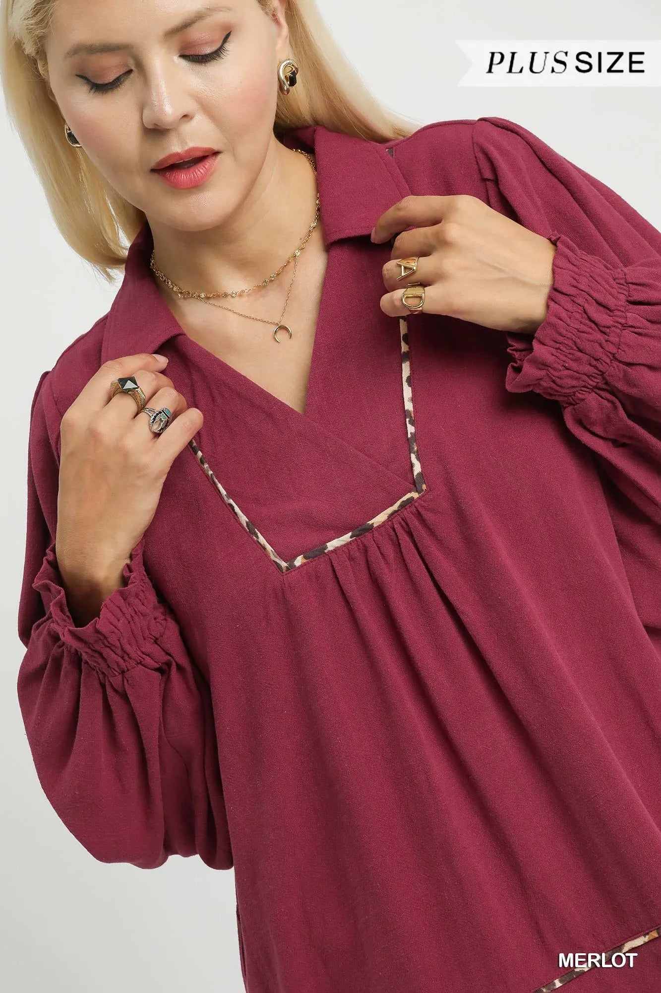 Plus size Umgee linen blouse with scallop hem and contrast trim, featuring a relaxed fit and stylish design.
