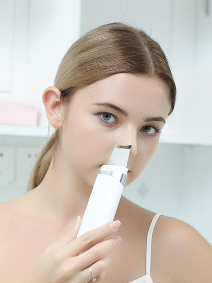 White deep cleansing blackhead extractor tool from Trendsi for removing blackheads and impurities from skin.