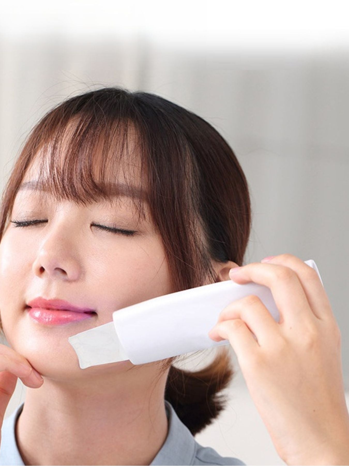 White facial skin scrubber and blackhead extractor from Trendsi, showing a handheld device for deep pore cleansing and blackhead removal.