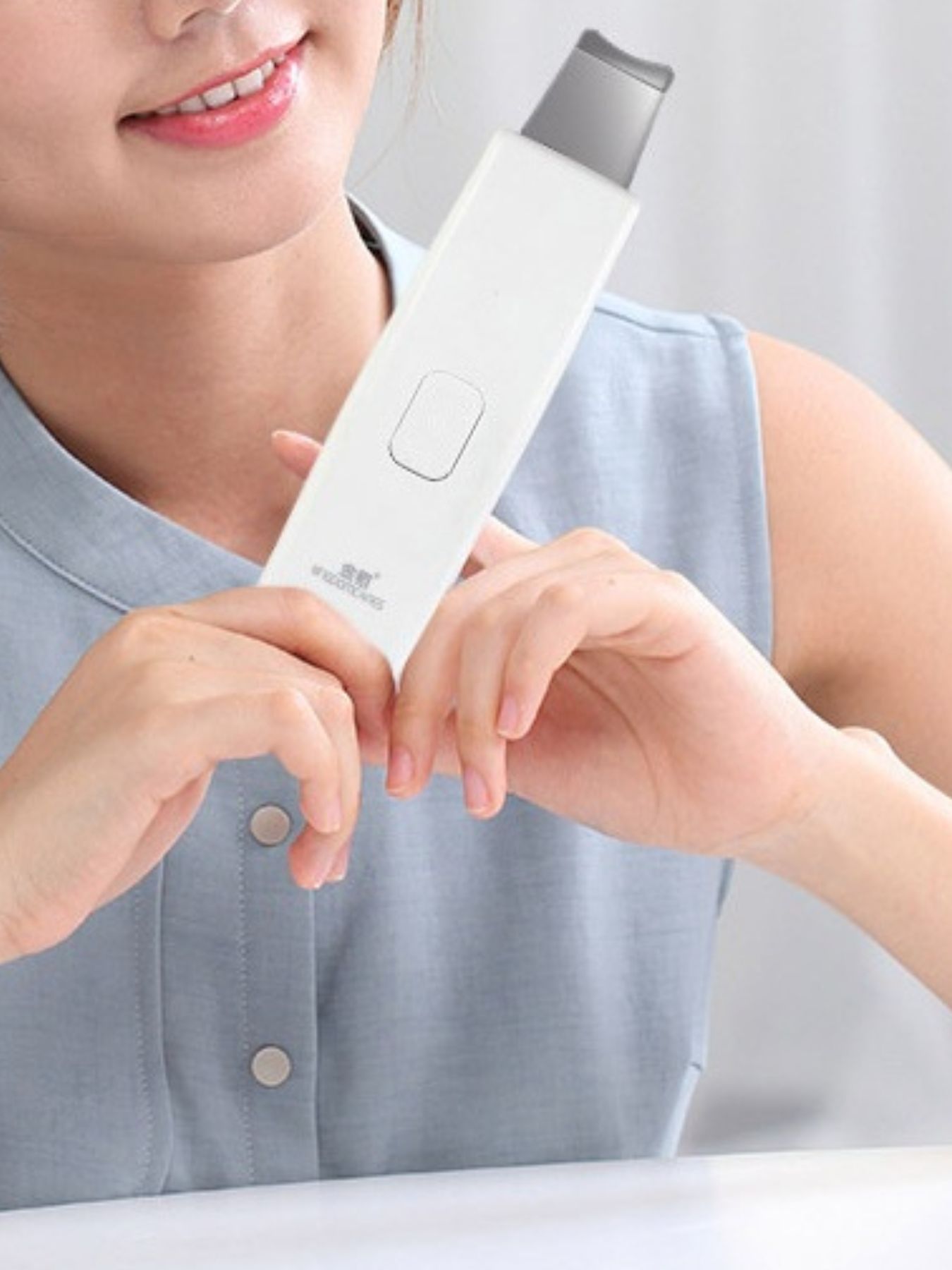 White facial skin scrubber and blackhead extractor from Trendsi, showing a handheld device with a sleek design for pore cleansing.