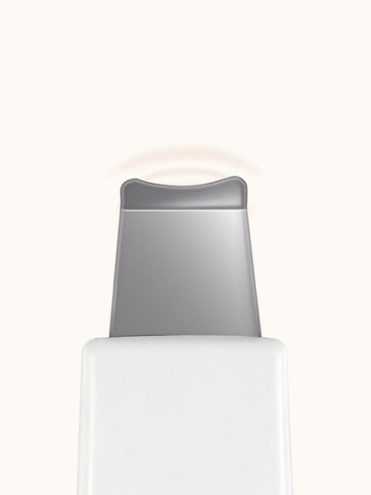 White facial skin scrubber and blackhead extractor from Trendsi, showing a handheld device for facial pore cleansing.