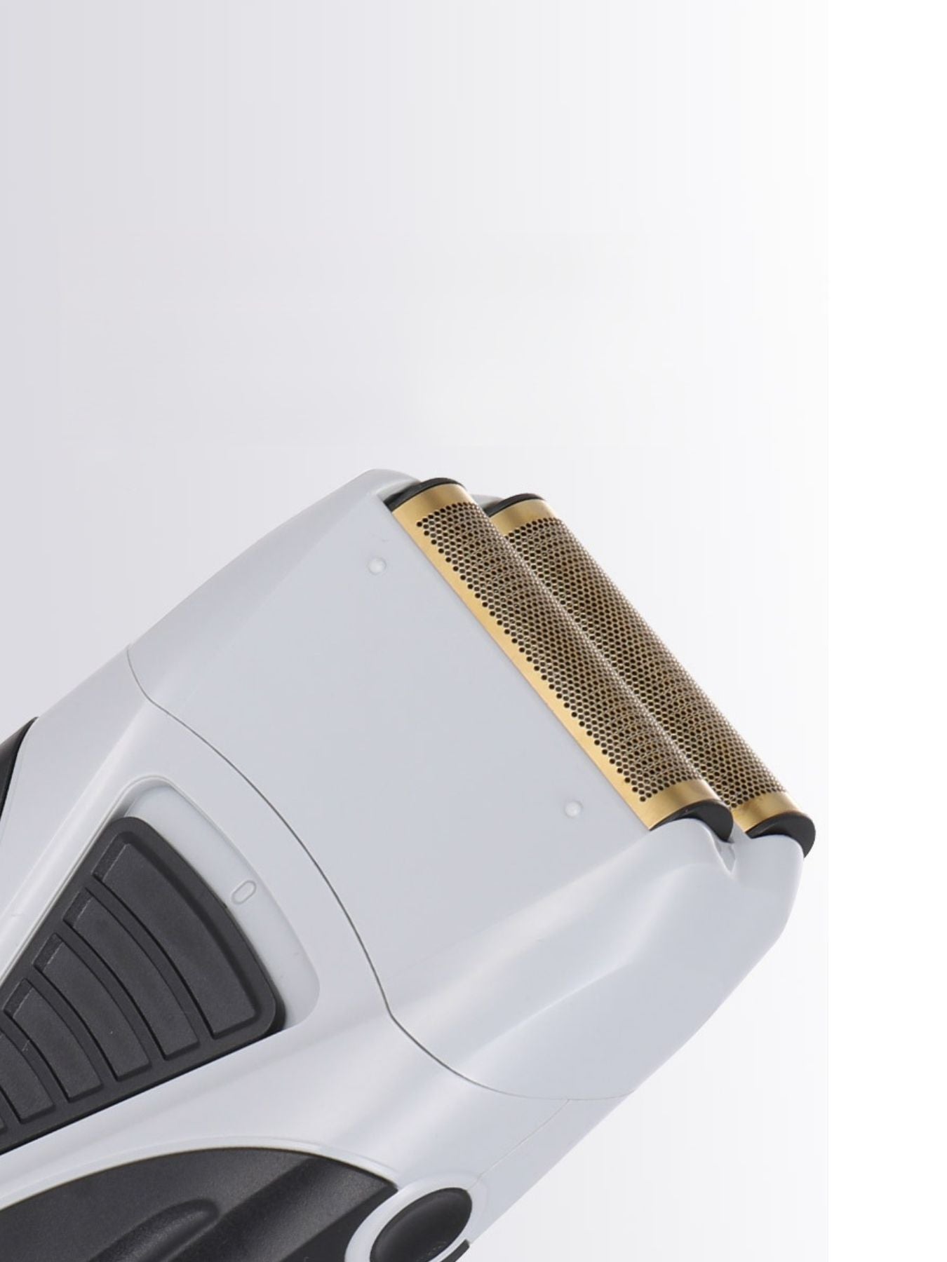 White waterproof foil shaver from Trendsi with a sleek design, ideal for close and comfortable grooming.