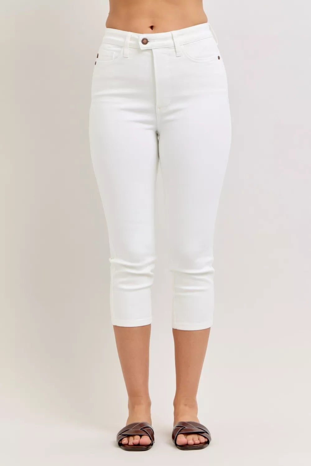 White Judy Blue high waist capri pants with extended waistband and spade pockets, stylish and comfortable for casual wear.