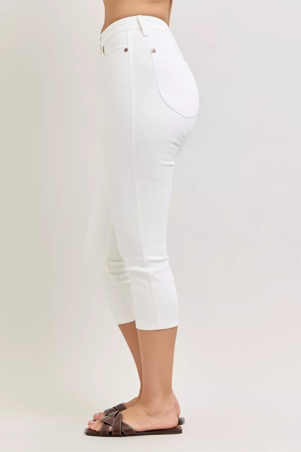 White Judy Blue high waist capri pants with extended waistband and spade pockets, stylish and comfortable for casual wear.