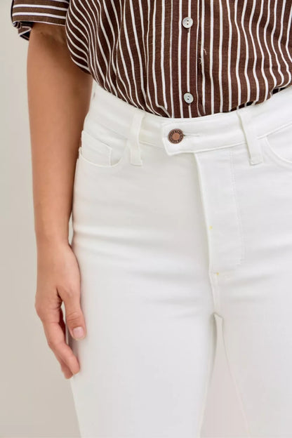 White Judy Blue high waist capri pants with extended waistband and spade pockets, trendy and comfortable for casual wear.