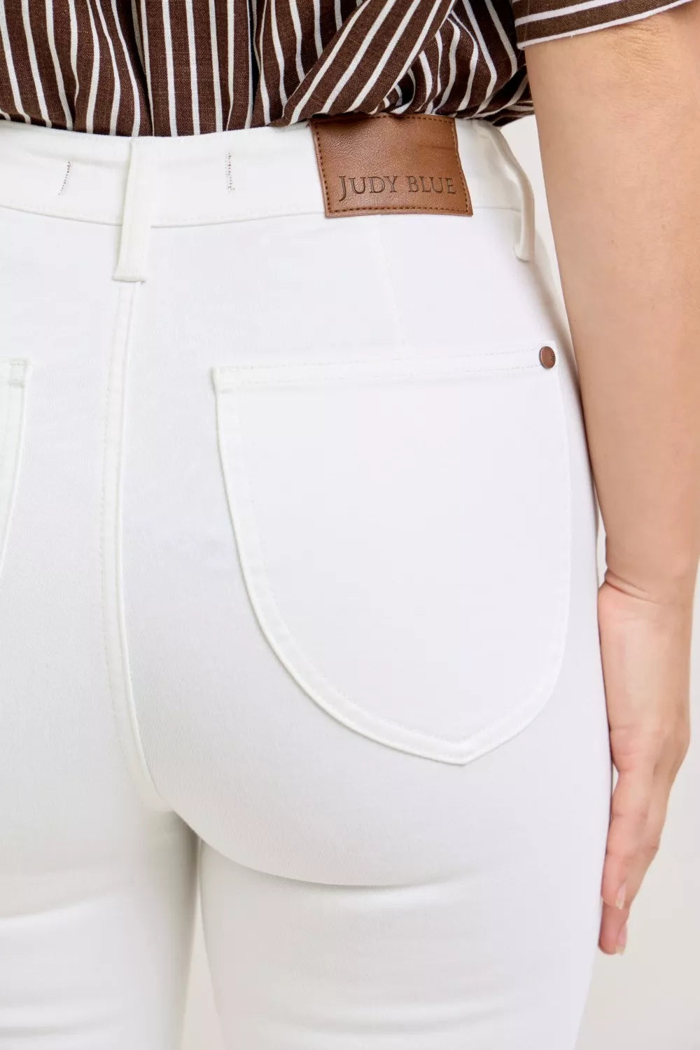 White Judy Blue high waist capri pants with extended waistband and spade pockets, stylish and comfortable for casual wear.